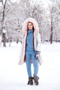 Kışın moda genç kız.