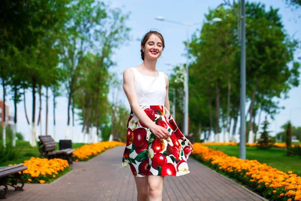 Seksi pembe elbiseli güzel esmer kadın