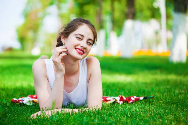 Gorgeous young pretty woman relaxing in summer park — Stock Photo, Image