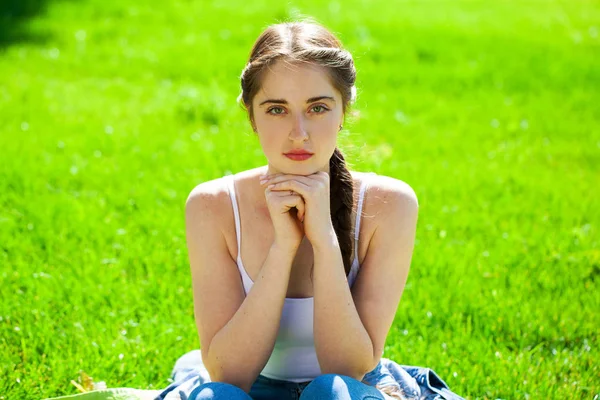 Portrait of a young beautiful brunette woman in on summer park b — Stock Photo, Image
