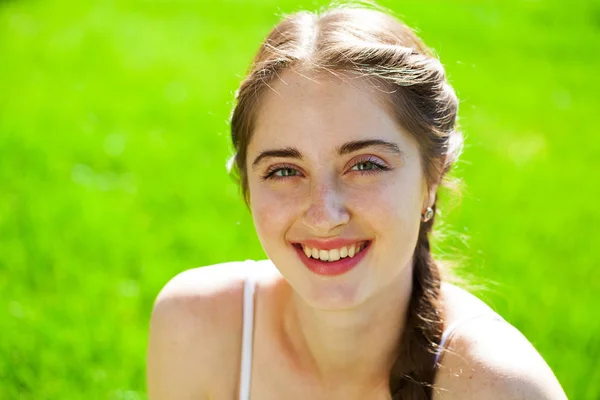 Porträtt av en ung vacker brunett kvinna i på sommaren Park b — Stockfoto