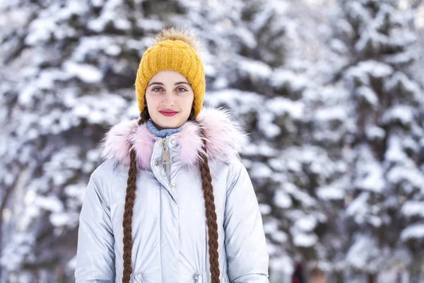 冬の間のファッション若い女性 — ストック写真