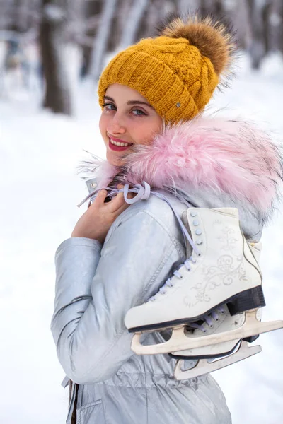 Szczęśliwa piękna brunetka kobieta z łyżwy iść na lodowisko, w — Zdjęcie stockowe