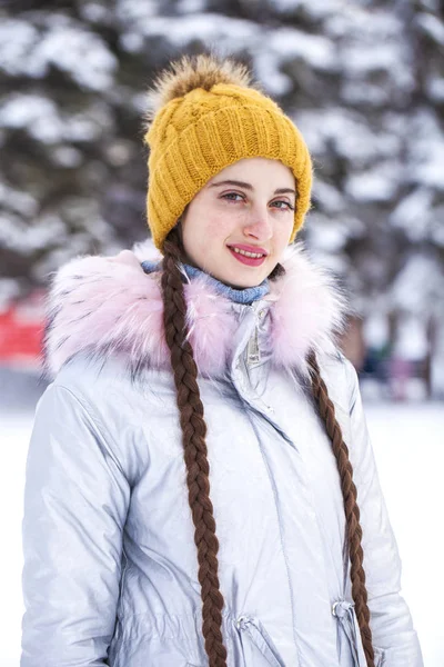 Moda mujer joven en el tiempo de invierno —  Fotos de Stock