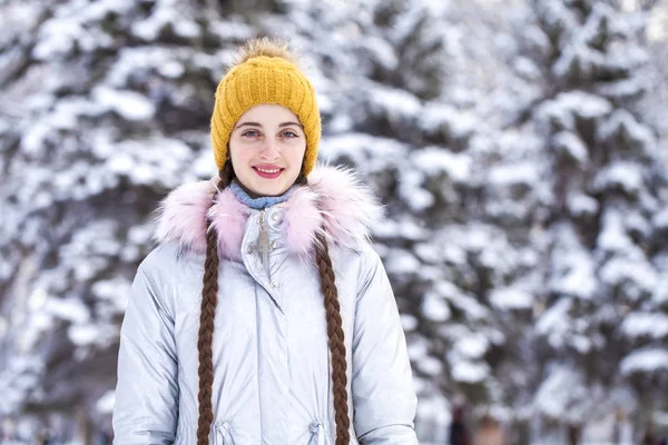 Moda mujer joven en el tiempo de invierno — Foto de Stock