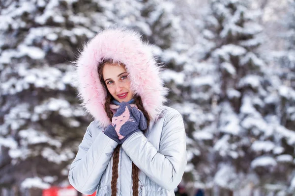 Mladá blondýna žena v modré bundě v zimní ulici — Stock fotografie