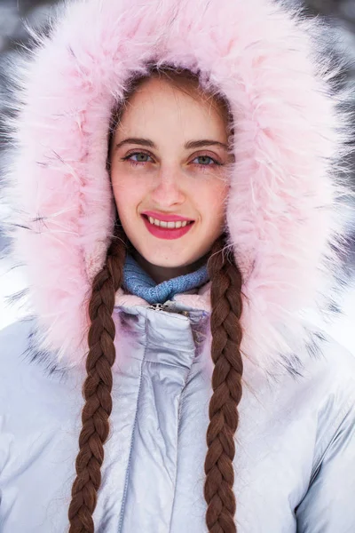 Młoda blondynka w niebieskiej kurtce na zimowej ulicy — Zdjęcie stockowe