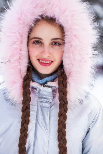 Giovane donna bionda in piumino blu in strada invernale — Foto Stock