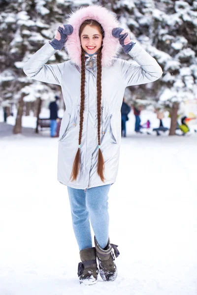 Moda giovane ragazza nel periodo invernale — Foto Stock