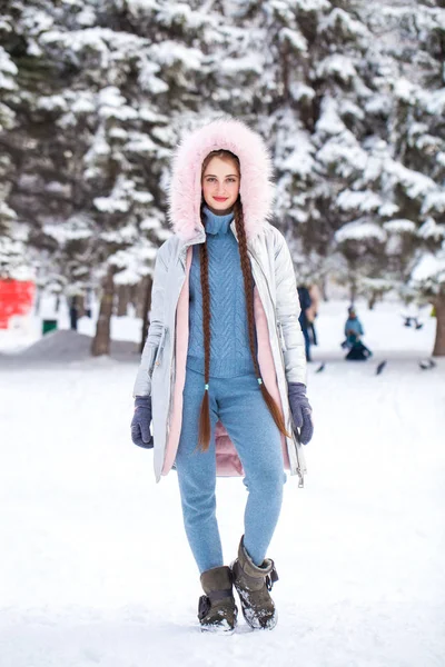 Fashion young girl in the winter time — 스톡 사진