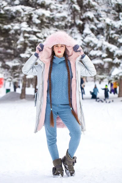 Moda chica joven en la época de invierno — Foto de Stock