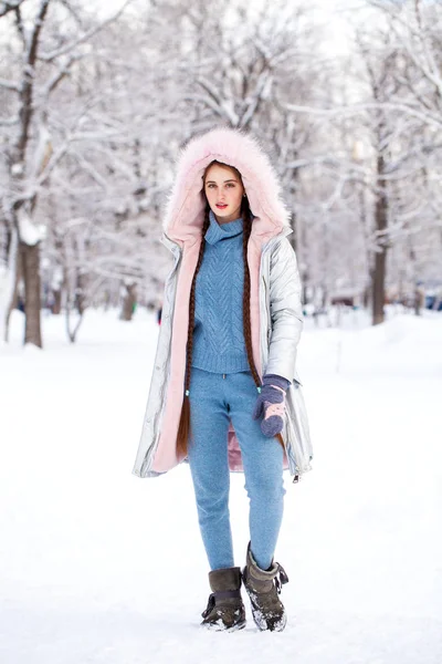 Fashion jong meisje in de winter tijd — Stockfoto