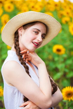 Ayçiçeği tarlasında genç ve güzel bir kızın portresi