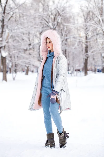 Мода молодая девушка в зимнее время — стоковое фото