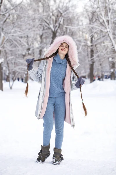 Kışın moda genç kız.