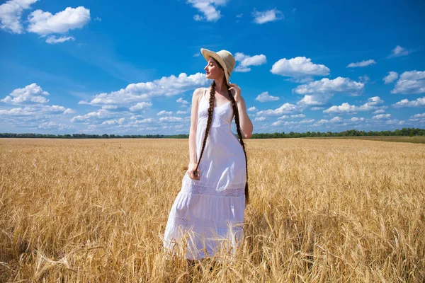 Beyaz elbise ve hasır şapka lı mutlu esmer kadın w