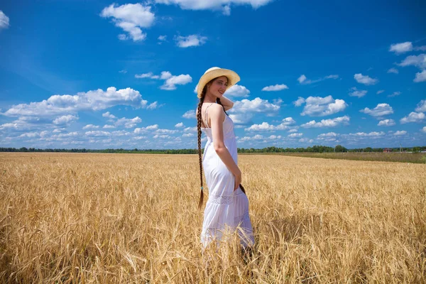 Beyaz elbise ve hasır şapka lı mutlu esmer kadın w