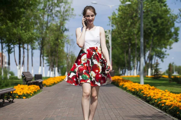 Retrato de la joven morena feliz en vestido hablando en la p —  Fotos de Stock