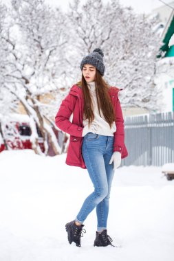 Kışın moda genç kız.