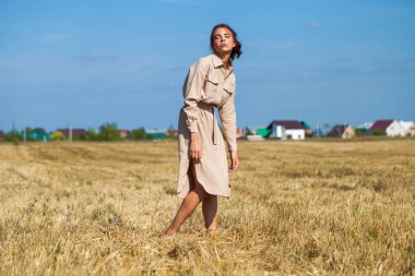 T karşı poz bej elbise genç güzel esmer model