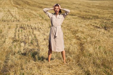 T karşı poz bej elbise genç güzel esmer model