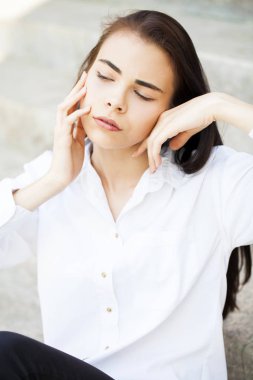 Genç, güzel esmer kız.