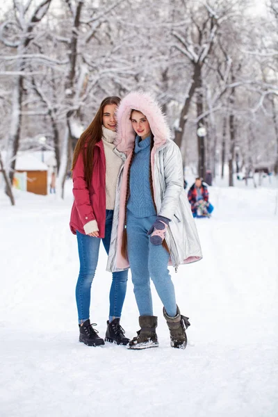 Ritratto due giovani belle donne che camminano nel parco invernale — Foto Stock