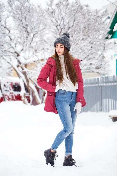 Fashion young girl in the winter time — Stock Photo, Image