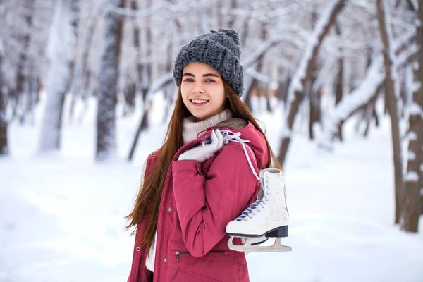 Feliz hermosa morena con patines de hielo ir a la pista de patinaje, w — Foto de Stock