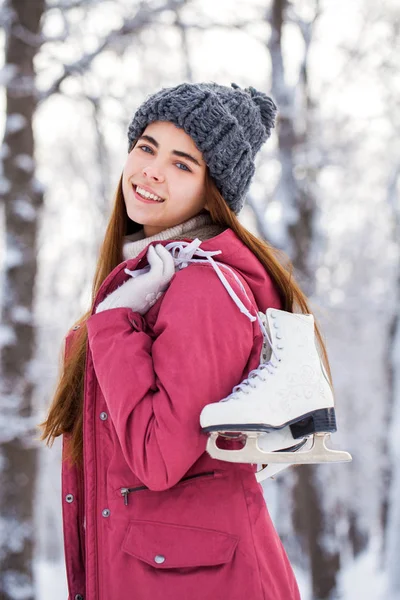 Happy beautiful brunette woman with ice skates go to the rink, w — Stock Photo, Image