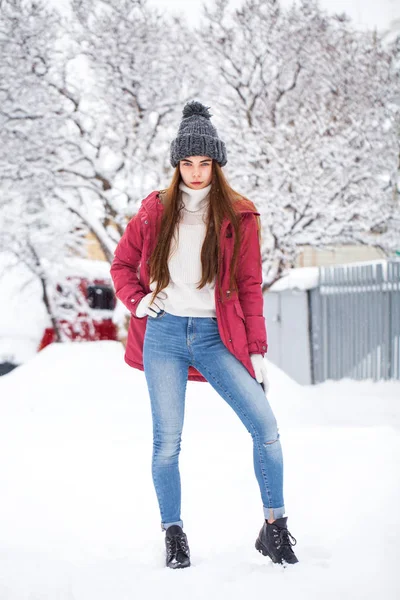 Fashion jong meisje in de winter tijd — Stockfoto