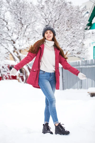 Moda chica joven en la época de invierno —  Fotos de Stock