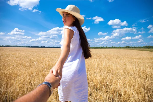 Vino cu mine, tânăra fată frumoasă ţine mâna unui bărbat într-o — Fotografie, imagine de stoc