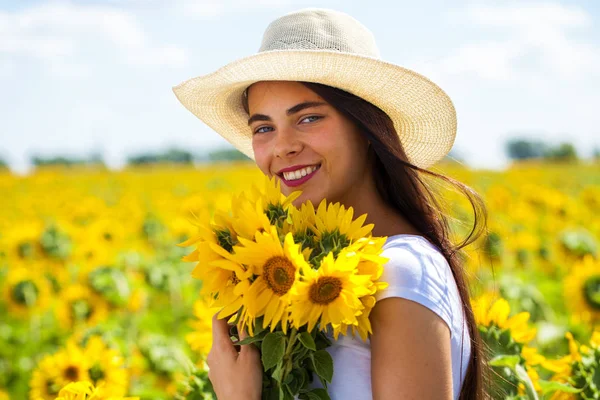 Portret młodej pięknej dziewczyny w polu słoneczników — Zdjęcie stockowe