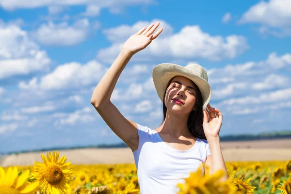 Portret van een jong mooi meisje in een veld van zonnebloemen — Stockfoto