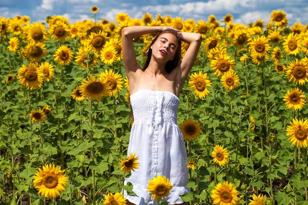 Porträt eines jungen schönen Mädchens in einem Sonnenblumenfeld — Stockfoto