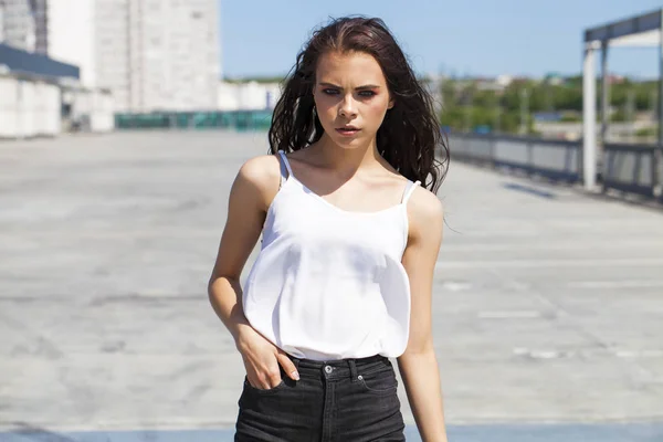 Ganska ung brunett modell i vit sommar blus och jeans, SU — Stockfoto