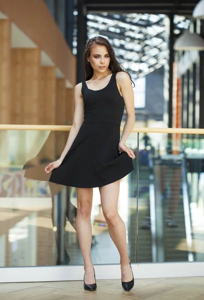 Full Body portret van een gelukkige jonge brunette vrouw in Black dres — Stockfoto