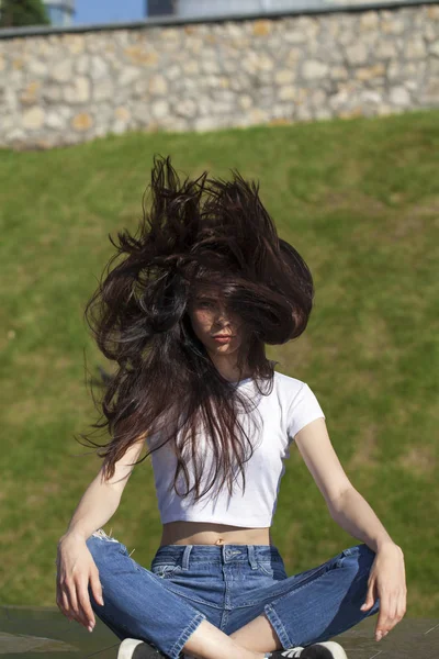 Giovane bella adolescente in posa contro il parco estivo, luminoso — Foto Stock