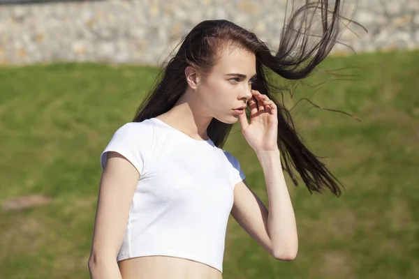Молодая красивая девушка-подросток позирует на фоне летнего парка, яркая — стоковое фото