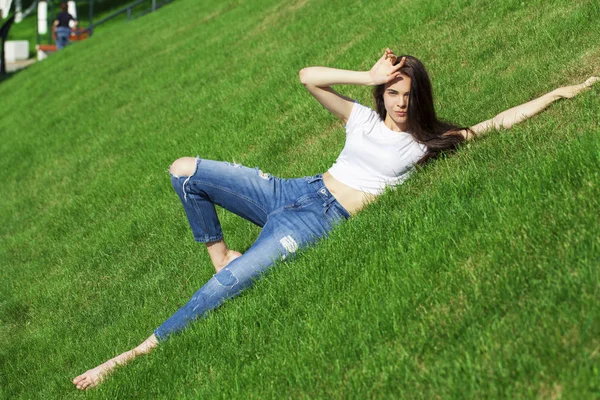 パの芝生の上で休んでいる若い美しい少女の肖像画 — ストック写真