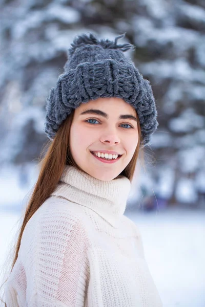 时尚的年轻女子在冬季的时候 — 图库照片
