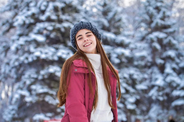 Moda jovem mulher no tempo de inverno — Fotografia de Stock