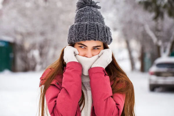 Μόδα νεαρή γυναίκα το χειμώνα — Φωτογραφία Αρχείου