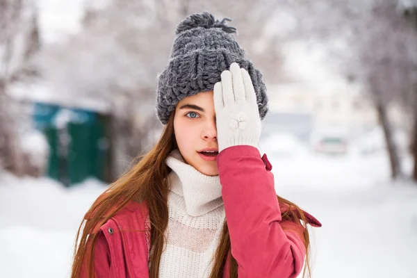 Moda mujer joven en el tiempo de invierno —  Fotos de Stock