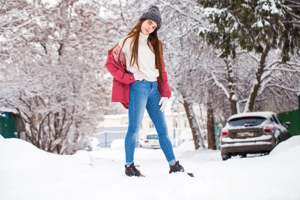 겨울에 젊은 패션 여성 — 스톡 사진