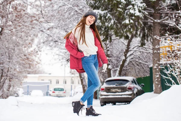 Mode ung kvinna på vintern — Stockfoto