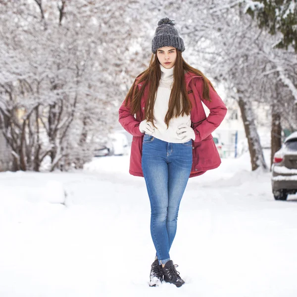 Moda chica joven en la época de invierno —  Fotos de Stock