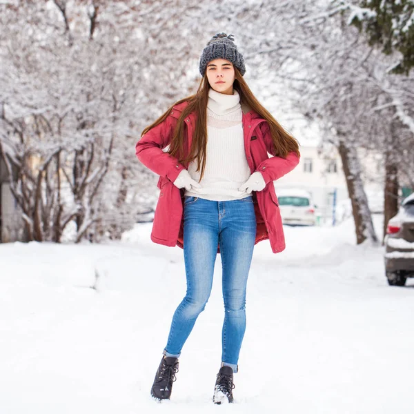 Moda mujer joven en el tiempo de invierno — Foto de Stock
