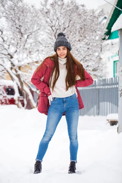 Moda mujer joven en el tiempo de invierno — Foto de Stock